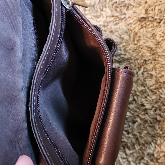 Wilsons Leather Cross Body Bag - Picture 7 of 12